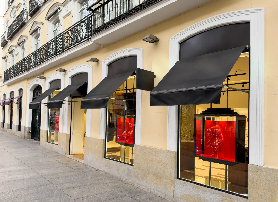 Façade vitrine de magasin en aluminium sur mesure à Roquemaure